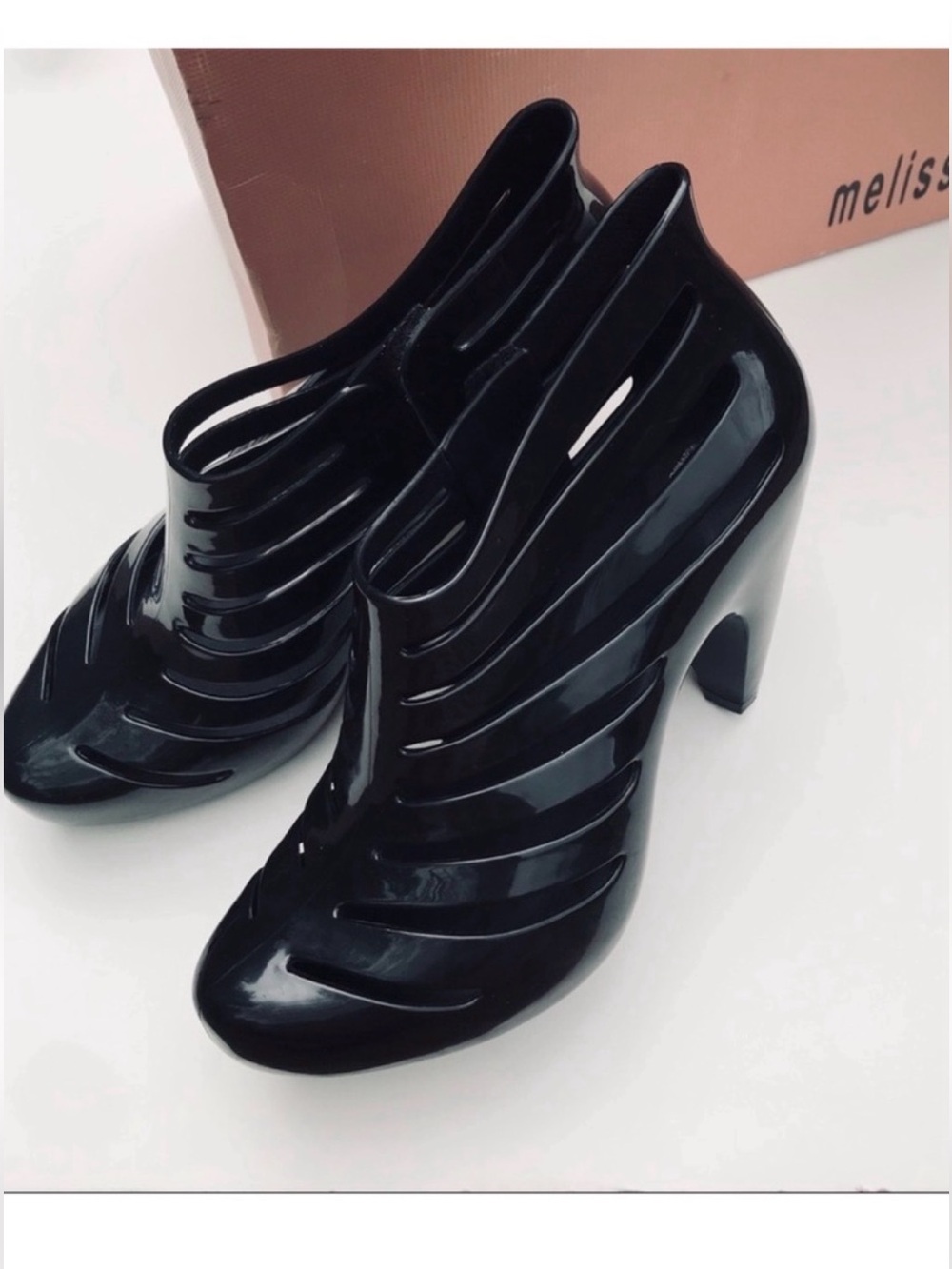 Melissa BELIEVING line glossy cut out heels